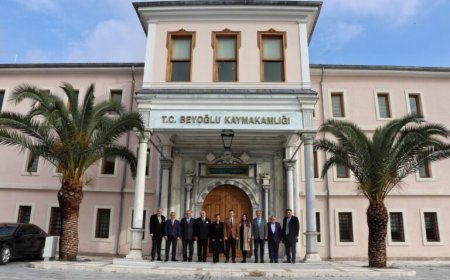 İstanbul Beyoğlu'nda Faaliyet Gösteren Esnaf Odası Temsilcileri Beyoğlu Kaymakamı Sn. Can Aksoy’u Makamında Ziyaret Etti