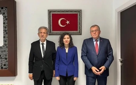 İstanbul Elektrik Teknisyenleri Odası Başkanı Haluk Bozali, İstanbul Vali Yardımcısı Sayın Elif Canan Tuncer’i makamında ziyaret etti. Gerçekleştirilen ziyarette, elektrik sektörü ve sektörün güncel durumu üzerine verimli bir görüşme yapıldı.